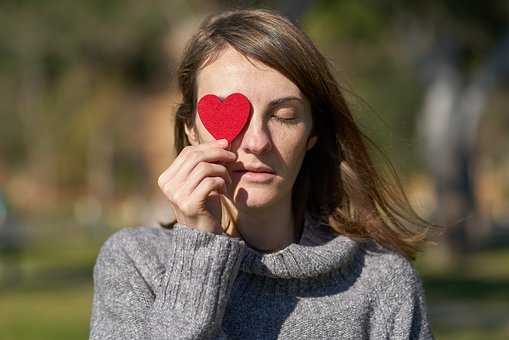 如何分辨女生胸部是真的還是假的